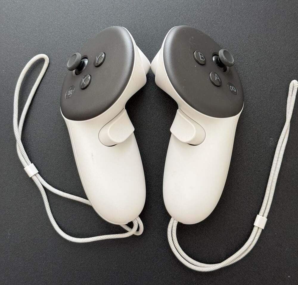 Meta Oculus Quest 3 VR Controllers Left & Right Pair V6P/ S2Y great condition!